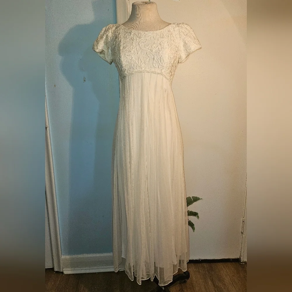 Women's Vintage White/cream Dress. Wedding Dress. Size 6. Antique Lace Detail - Picture 7 of 7